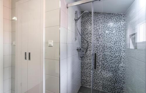 Kupatilo u objektu Stunning Apartment In Kastel Gomilica With Wifi