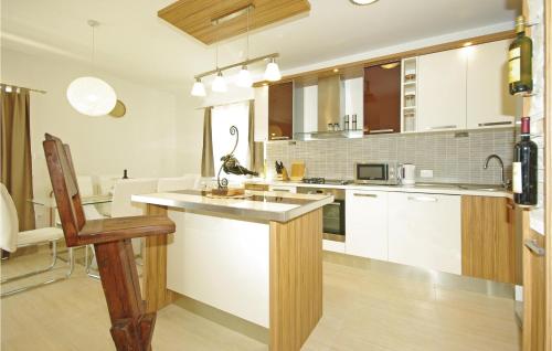 Kuchyň nebo kuchyňský kout v ubytování Three-Bedroom Holiday Home In Zagvozd