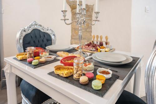 - une table avec un buffet de plats dans l'établissement L'instant Suspendu, à La Calmette