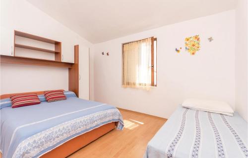 1 Schlafzimmer mit 2 Betten und einem Fenster in der Unterkunft Awesome Apartment In Razanac With Wifi in Ražanac