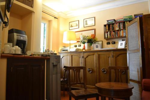 een keuken met een bar en een tafel en stoelen bij Hotel Al SanPietrino in Rome