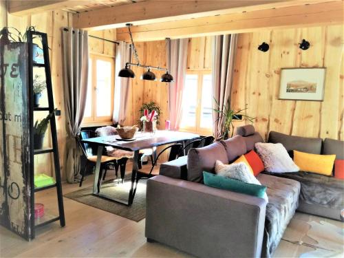 un soggiorno con divano e tavolo di LES CHALET Kranjska Gora DUPLEX a Kranjska Gora