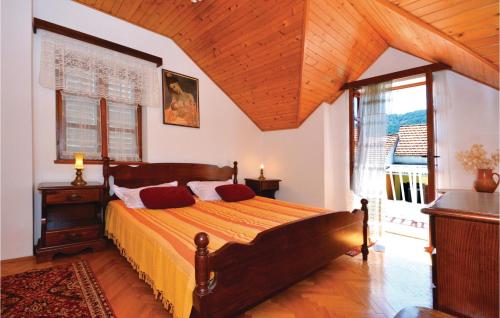 Postel nebo postele na pokoji v ubytování Three-Bedroom Apartment With A Fireplace In Stari Grad