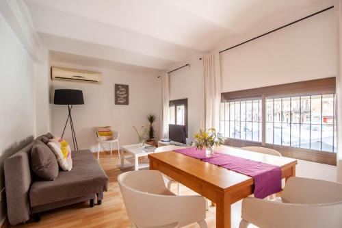 sala de estar con mesa de comedor y sillas en Apartamento zona Sagrada Familia, en Barcelona