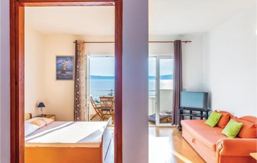 ジヴォゴシュチェにあるApartment Zivogosce 31のベッドがあり海が見える寝室