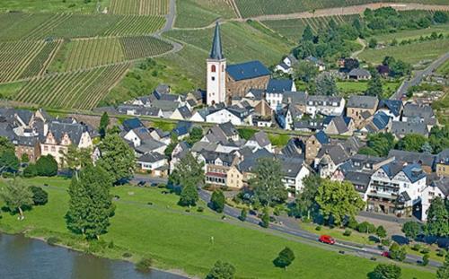 einem Luftblick auf ein Dorf mit einer Kirche und einem Fluss in der Unterkunft Gästehaus Andrea Blatt in Bruttig-Fankel