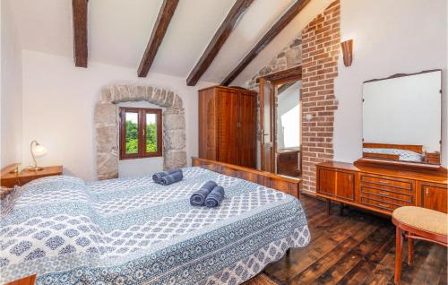Un pat sau paturi într-o cameră la Amazing Home In Labin With 3 Bedrooms, Wifi And Outdoor Swimming Pool
