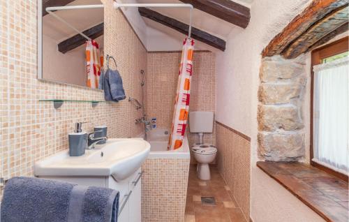 O baie la Amazing Home In Labin With 3 Bedrooms, Wifi And Outdoor Swimming Pool