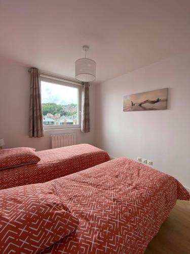 une chambre avec deux lits et une fenêtre dans l'établissement La Villa Marine, à Dieppe