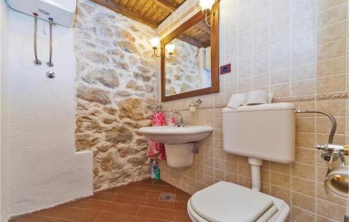 ห้องน้ำของ Stunning Home In Oslje With 3 Bedrooms, Wifi And Outdoor Swimming Pool