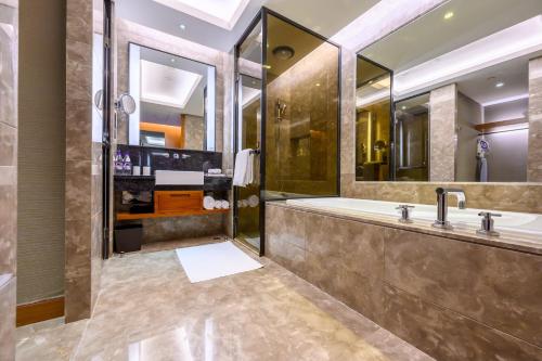 Ένα μπάνιο στο Crowne Plaza Huizhou by IHG