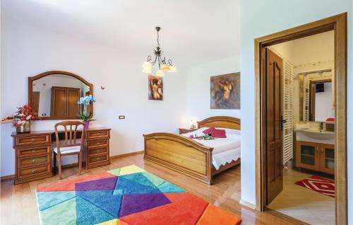 Schlafzimmer mit einem Bett, einem Schreibtisch und einem Spiegel in der Unterkunft 2 Bedroom Nice Apartment In Gajana in Gajana