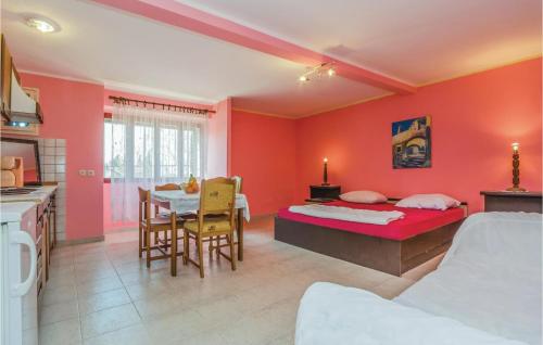 1 dormitorio con 1 cama y 1 mesa en una habitación en Cozy Apartment In Vrsar With Kitchen, en Vrsar