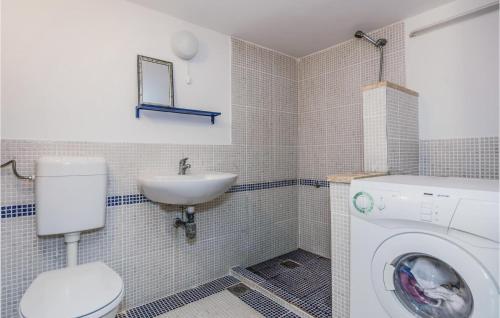 uma casa de banho com uma máquina de lavar roupa e um lavatório em Cozy Apartment In Vrsar With Kitchen em Vrsar