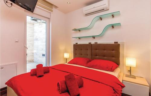 Gulta vai gultas numurā naktsmītnē Amazing Apartment In Crikvenica With 2 Bedrooms, Wifi And Indoor Swimming Pool