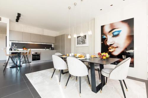 une cuisine et une salle à manger avec une table et des chaises dans l'établissement L'attique des Artistes YourHostHelper, à Cannes