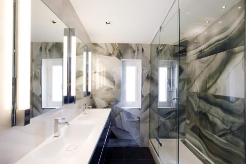 une salle de bain avec deux lavabos et deux miroirs dans l'établissement L'attique des Artistes YourHostHelper, à Cannes