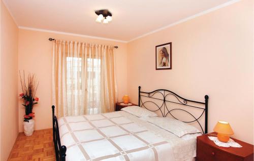1 dormitorio con 1 cama y un gato en el techo en Beautiful Apartment In Porec With Wifi, en Poreč