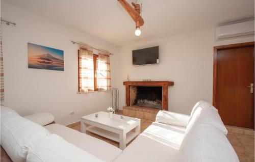 TV a/nebo společenská místnost v ubytování 3 Bedroom Nice Home In Cara
