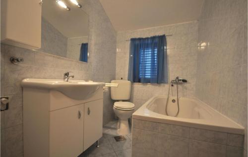 Ванна кімната в Lovely Apartment In Trogir With Kitchen