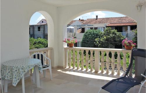 Two-Bedroom Apartment In Supetar