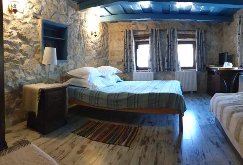a bedroom with a large bed in a room at Pensiunea Casa Dacilor in Podeni