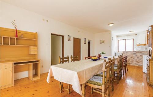 Kuchyň nebo kuchyňský kout v ubytování 4 Bedroom Lovely Apartment In Stinjan