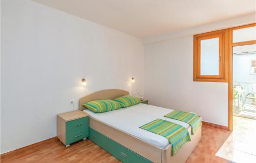 Postel nebo postele na pokoji v ubytování Cozy Apartment In Krvavica With House Sea View