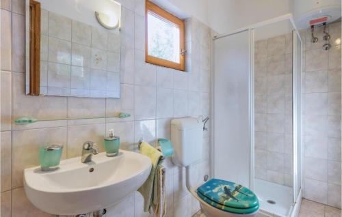 Ein Badezimmer in der Unterkunft Amazing Home In Premantura With Wifi