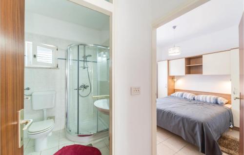 Ένα μπάνιο στο Lovely Apartment In Veli Rat With Kitchen
