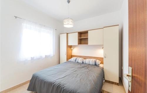 Ένα ή περισσότερα κρεβάτια σε δωμάτιο στο Lovely Apartment In Veli Rat With Kitchen