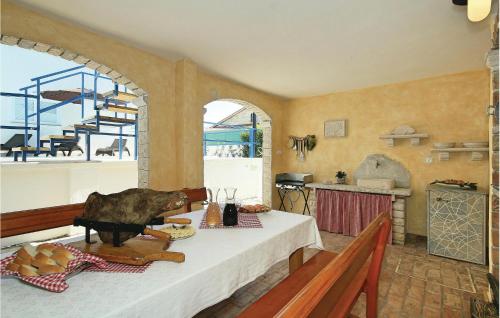 Imagen de la galería de Stunning Home In Motovun With Private Swimming Pool, Can Be Inside Or Outside, en Motovun
