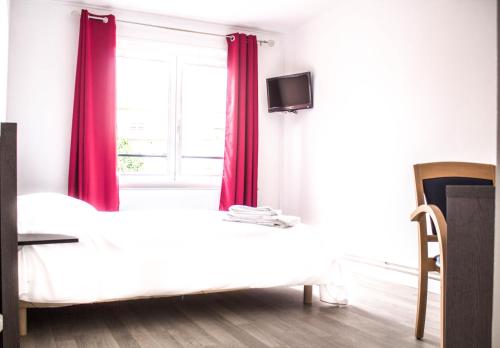 a bedroom with a bed with red curtains and a window at Hotel Le Jardin in Lens