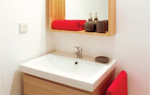 y baño con lavabo blanco y espejo. en Stunning Apartment In Rabac With 2 Bedrooms And Wifi, en Rabac