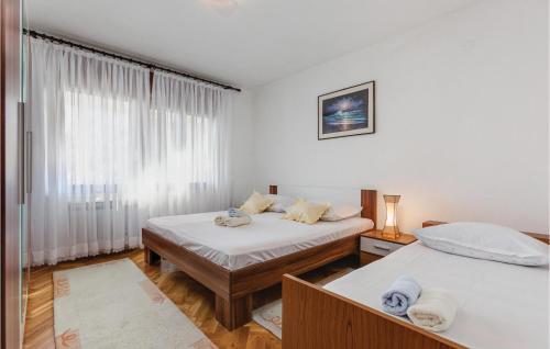 - une chambre avec 2 lits et une fenêtre dans l'établissement Amazing Apartment In Podstrana With Wifi, à Podstrana
