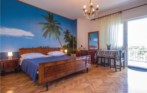 Modrušani的住宿－3 Bedroom Stunning Apartment In Modrusani，一间卧室配有一张床,另一间用餐室配有桌子