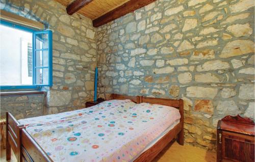Una cama o camas en una habitación de Amazing Apartment In Susak With Wifi