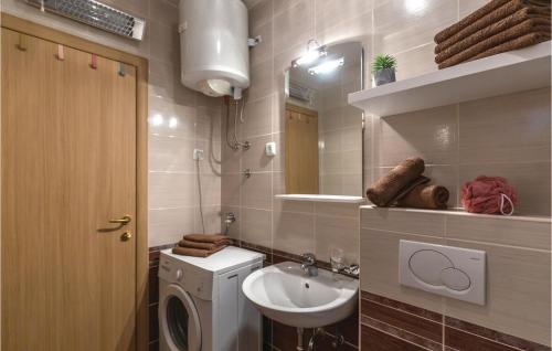 Vonios kambarys apgyvendinimo įstaigoje 1 Bedroom Lovely Apartment In Makarska