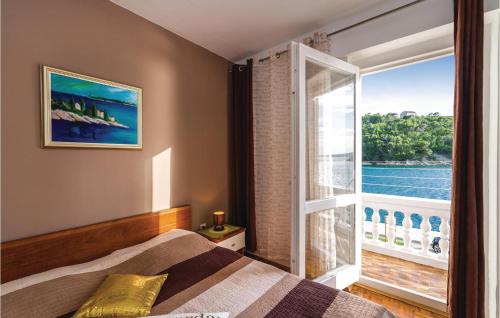 um quarto com uma cama e uma grande janela em Pet Friendly Apartment In Novigrad With Kitchen em Novigrad Dalmatia