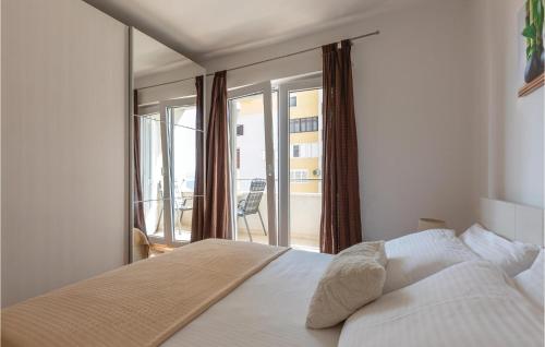 En eller flere senger på et rom på 1 Bedroom Lovely Apartment In Makarska