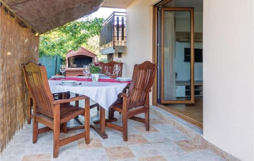 Two-Bedroom Apartment In Fazana
