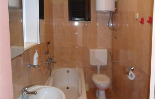 a small bathroom with a toilet and a sink at Cozy Apartment In Orebic With Wifi in Orebić
