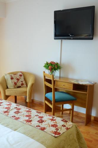 TV a/nebo společenská místnost v ubytování Ñikén Hotel & Spa
