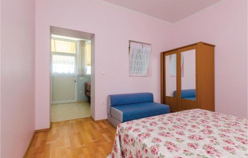 מיטה או מיטות בחדר ב-Stunning Apartment In Orasac With House Sea View