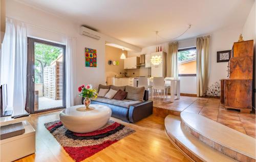 ein Wohnzimmer mit einem Sofa und einem Tisch in der Unterkunft Lovely Apartment In Fazana With Wifi in Fažana