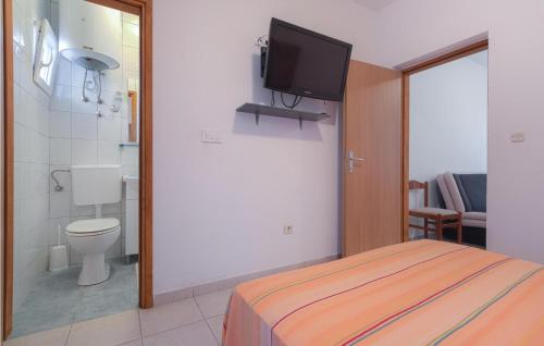 TV a/nebo společenská místnost v ubytování Beautiful Apartment In Sveti Filip I Jakov With Kitchen