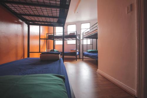 Katil dua tingkat atau katil-katil dua tingkat dalam bilik di Mad Monkey Kings Cross