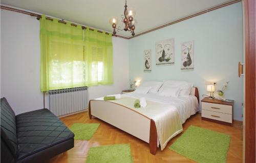1 dormitorio con 1 cama blanca grande y cortinas verdes en Gorgeous Apartment In Sestanovac With Wifi, en Šestanovac