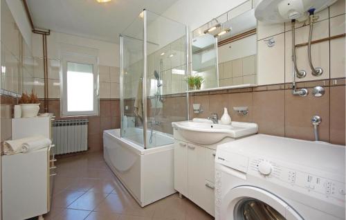 Un baño de Gorgeous Apartment In Sestanovac With Wifi