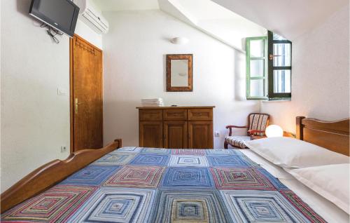 Postel nebo postele na pokoji v ubytování Beautiful Home In Baska Voda With Kitchen